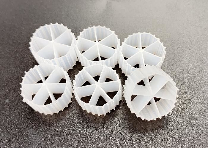 PE04 Büyük Yüzey Alanı Beyaz Renk MBBR Bio Media 6 Oda 800m2/M3