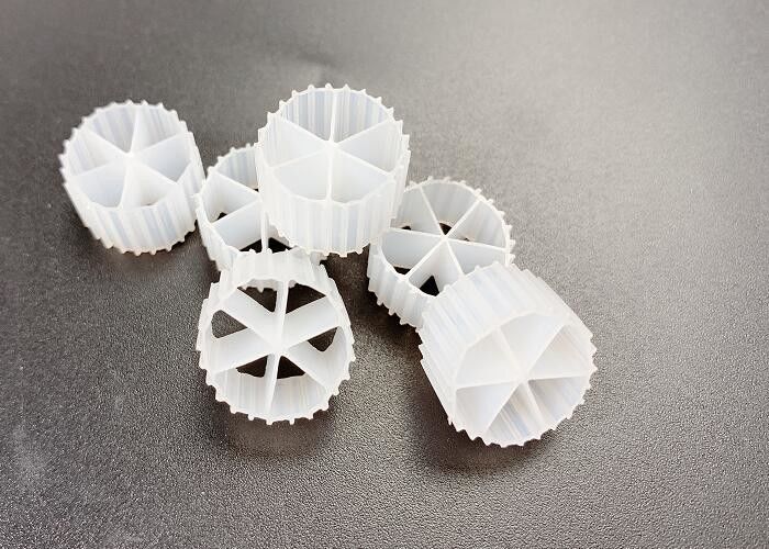 Büyük Yüzey Alanı PE04 Virgin HDPE Beyaz Renk Mbbr Biyo hücre Filtre Medyası 800m2/M3