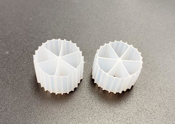 Büyük Yüzey Alanı PE04 Virgin HDPE Beyaz Renk Mbbr Biyo hücre Filtre Medyası 800m2/M3