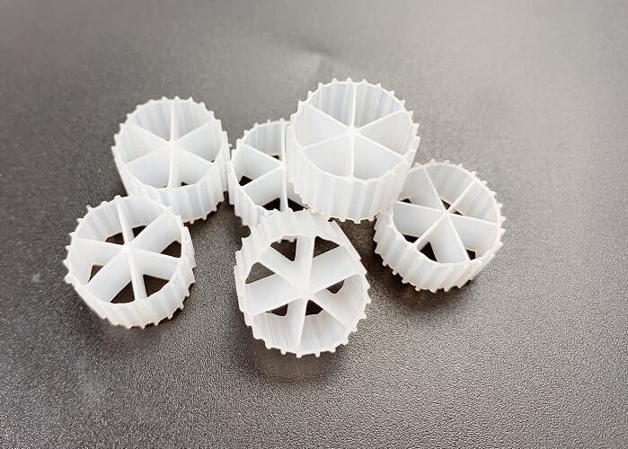 Büyük Yüzey Alanı PE04 Virgin HDPE Beyaz Renk Mbbr Biyo hücre Filtre Medyası 800m2/M3