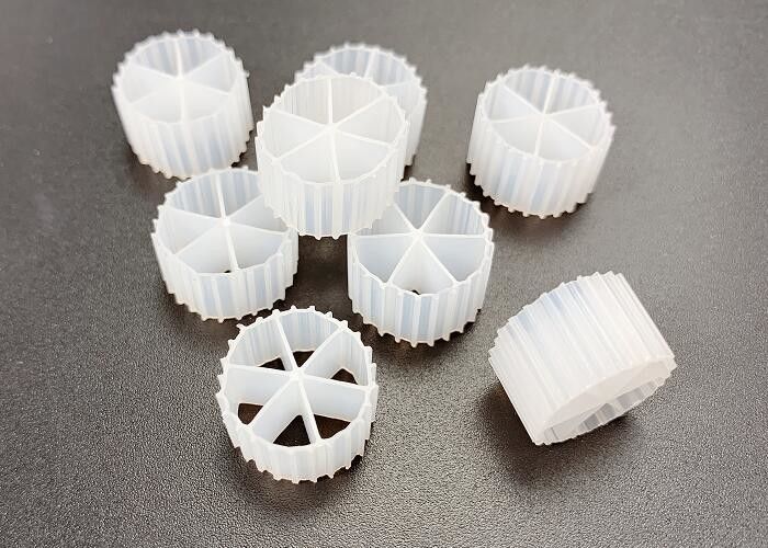 Beyaz Renkli FDA Güvenli HDPE Malzemesi Hareketli Yatak Biofilm Reaktör Yaşam Süresi 15 Yıl
