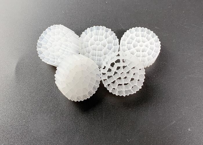 PE37 Beyaz Renkli Hareketli Yatak Biofilm Reaktörü A/O Teknolojisi COD BOD Hareket